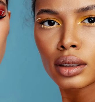 dua orang wanita dengan inspirasi gaya makeup paris fashion week 2025