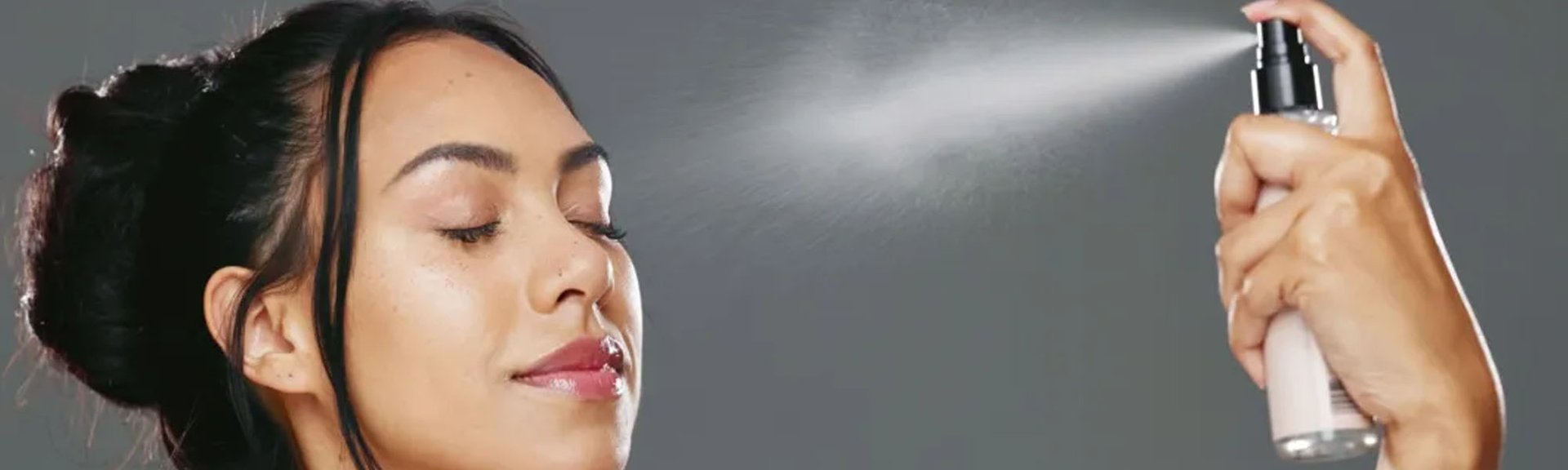 wanita sedang menggunakan setting spray yang bagus
