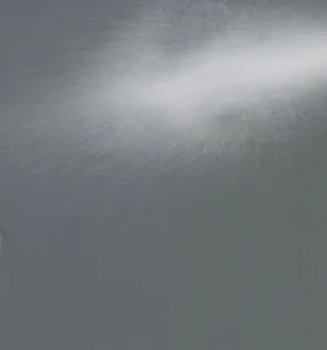 wanita sedang menggunakan setting spray yang bagus