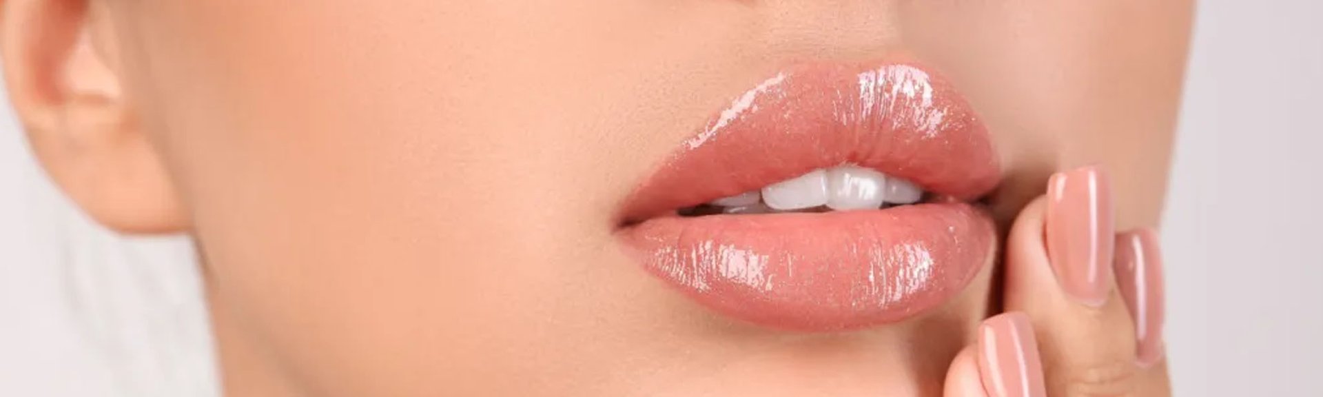 wanita menyentuh bibir dengan lipstik transferproof