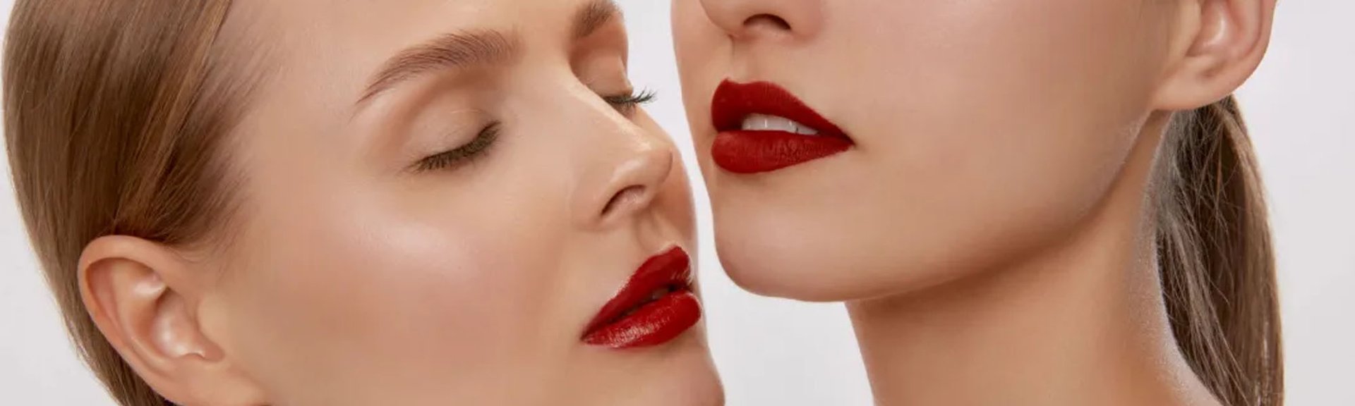 dua orang wanita menggunakan lipstick glossy vs lipstick matte.