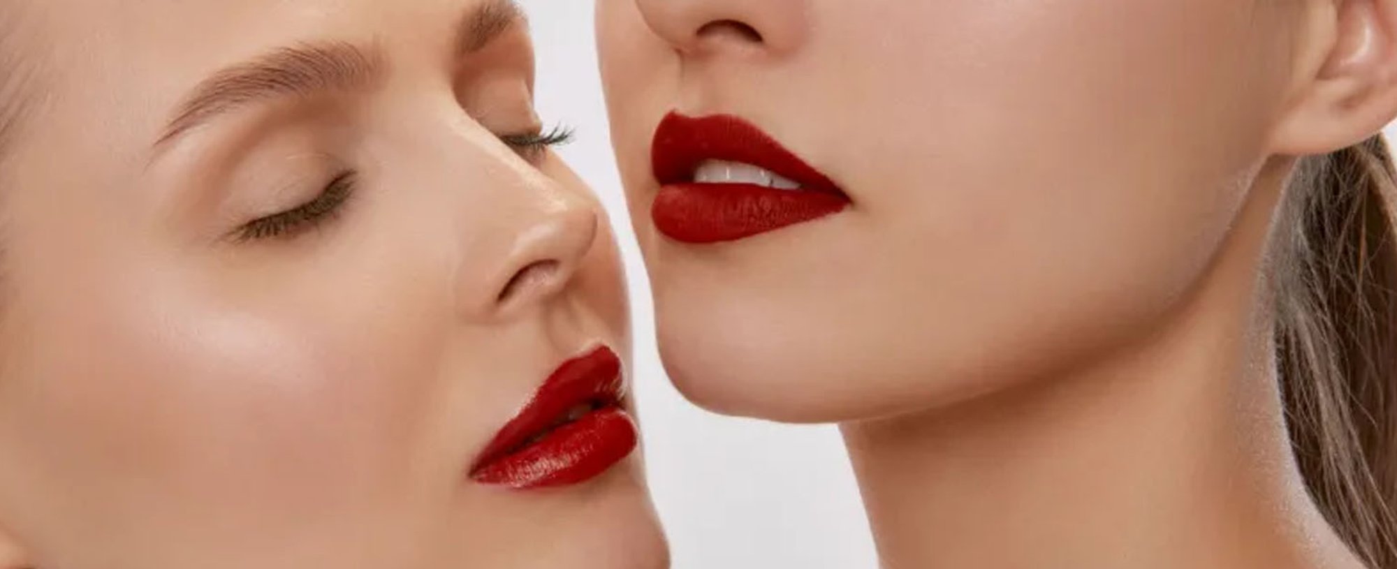 dua orang wanita menggunakan lipstick glossy vs lipstick matte.