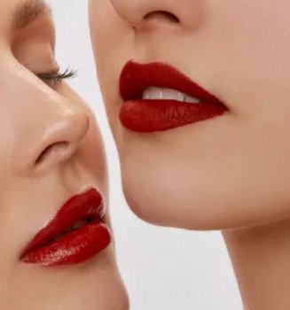 dua orang wanita menggunakan lipstick glossy vs lipstick matte.