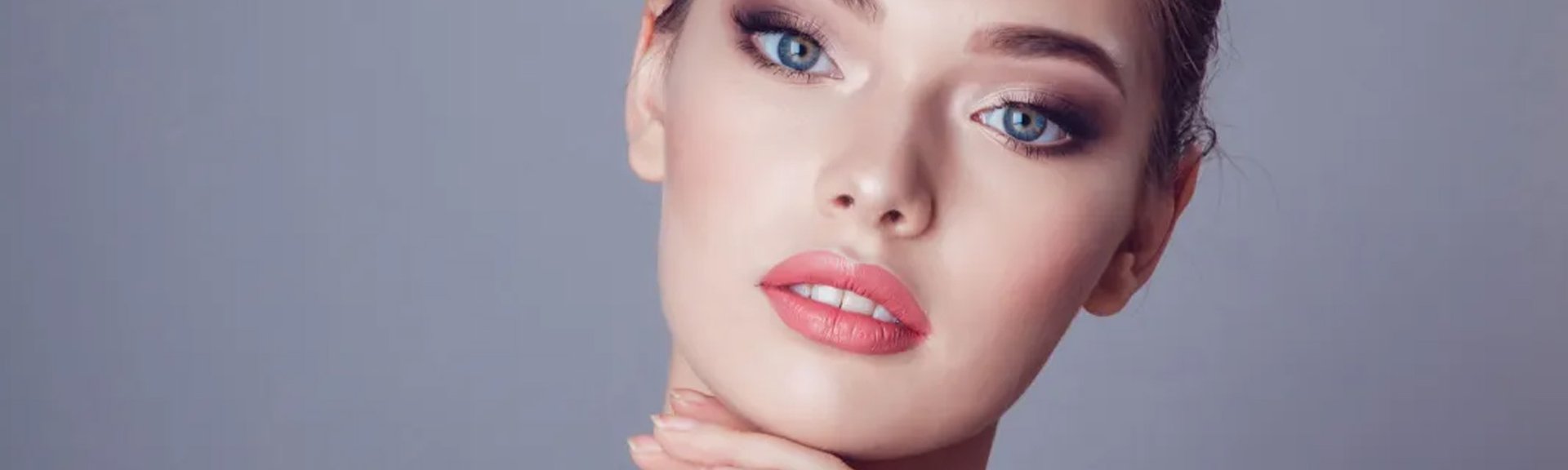 wanita dengan lipstik glossy warna nude dan makeup bold.