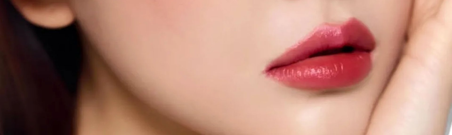 wanita menggunakan lipstik yang mengandung squalene