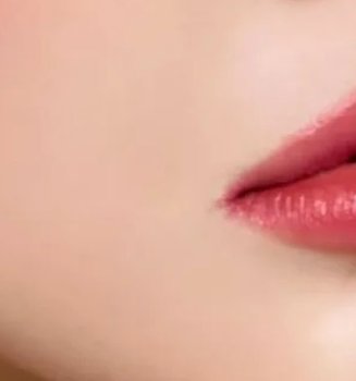 wanita menggunakan lipstik yang mengandung squalene