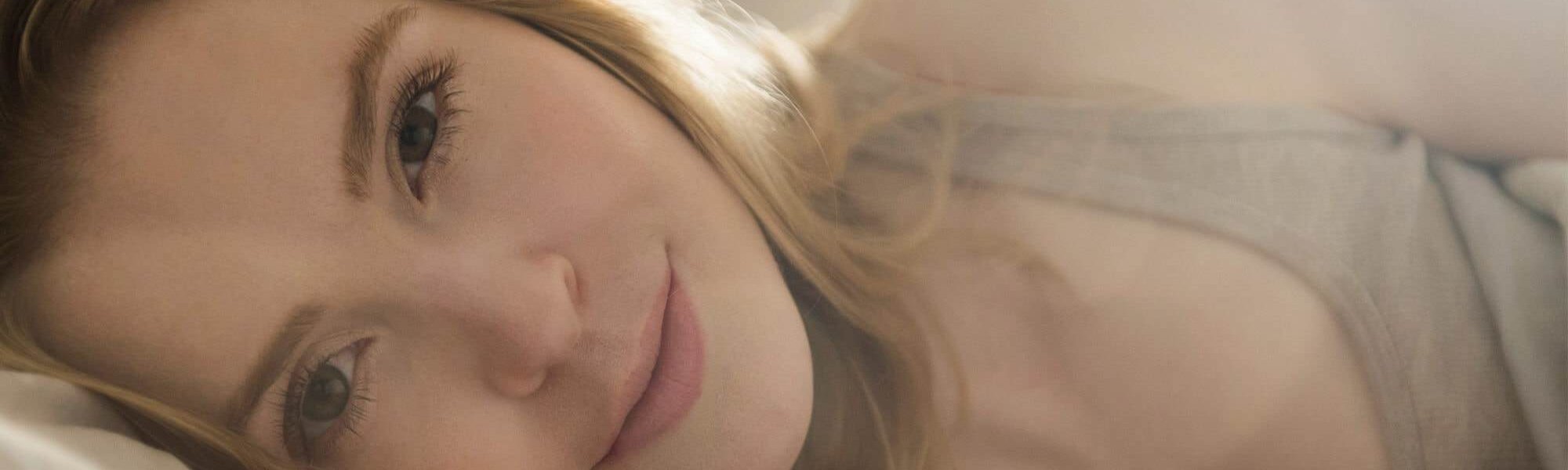 5 Cara Menghindari Terbentuknya Kerutan Wajah Saat Tidur Min